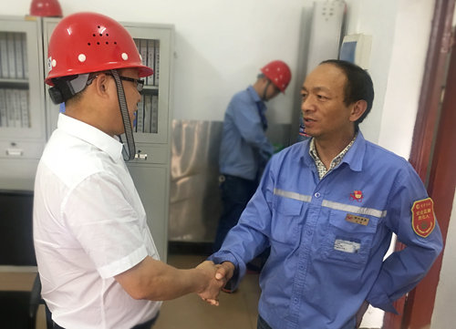 王大真到宜都園區(qū)、股份公司看望慰問(wèn)基層黨員(圖1)