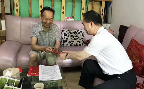 集團(tuán)領(lǐng)導(dǎo)看望慰問離退休黨員、基層困難黨員和年輕黨員(圖3)
