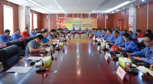 宜昌市委副書(shū)記袁衛(wèi)東一行到新疆宜化現(xiàn)場(chǎng)辦公(圖3)