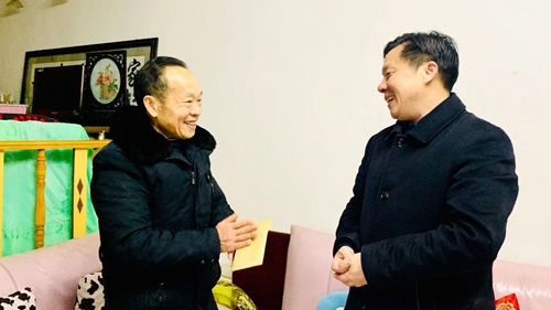 集團領(lǐng)導(dǎo)春節(jié)前走訪慰問一線職工、困難職工和離退休老干部(圖3)