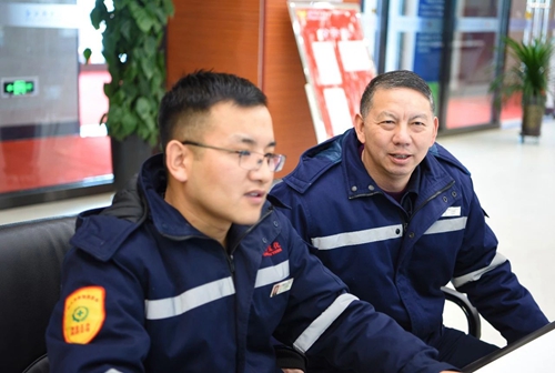 集團領(lǐng)導(dǎo)春節(jié)前走訪慰問一線職工、困難職工和離退休老干部(圖4)
