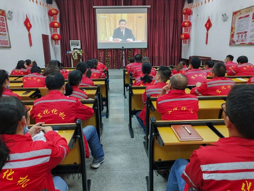 向抗疫英雄致敬！宜化集團(tuán)組織收看全國抗擊新冠肺炎疫情表彰大會(huì)(圖2)