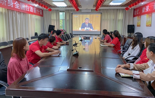 向抗疫英雄致敬！宜化集團(tuán)組織收看全國抗擊新冠肺炎疫情表彰大會(huì)(圖6)