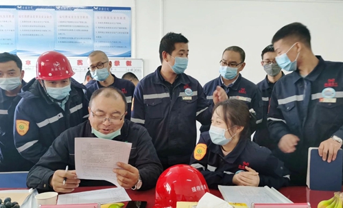 新疆宜化氯堿分廠氯乙烯三班、合成二班榮獲準(zhǔn)東開發(fā)區(qū)安全標(biāo)準(zhǔn)化示范班組稱號(hào)(圖3)