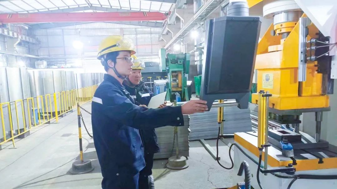 青海宜化電石分廠電極殼班：加強(qiáng)標(biāo)準(zhǔn)化建設(shè)，保障電石爐長周期穩(wěn)定運(yùn)行(圖3)
