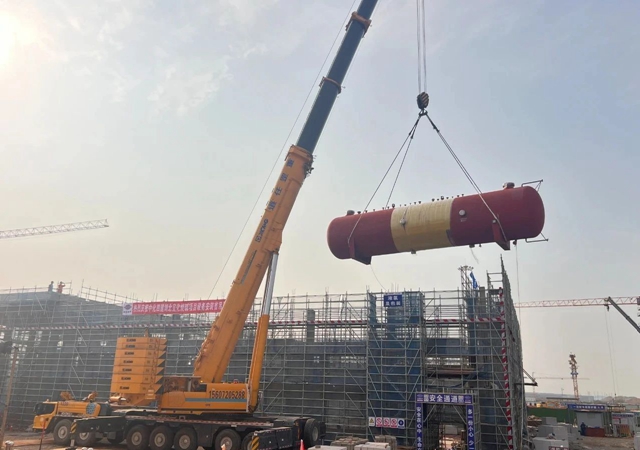 首臺大型設(shè)備“落戶”，氯堿新能源項(xiàng)目吹響工程設(shè)備安裝新號角！