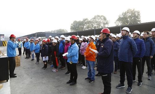熱火朝天！集團(tuán)總部140余人到股份公司氯堿分廠開展勞動(dòng)