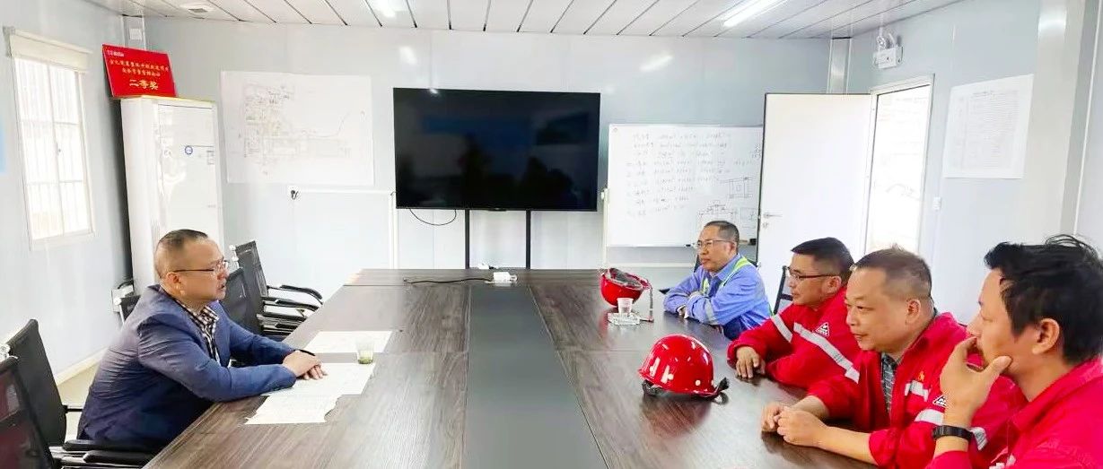 化機公司黨委書記、董事長、總經(jīng)理楊中澤到楚星項目現(xiàn)場辦公